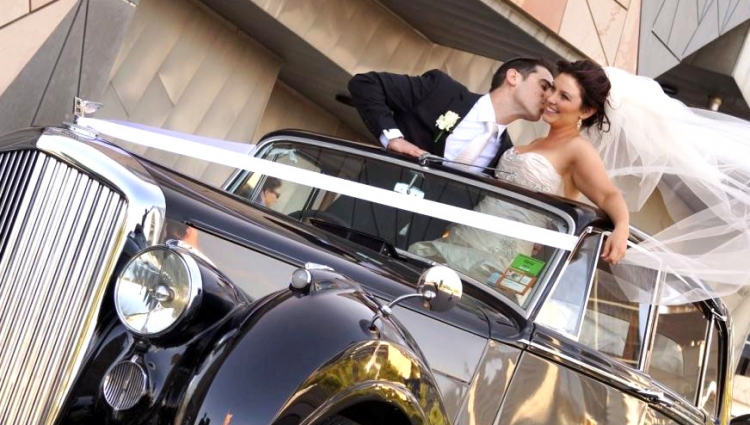 couple inside the classic bentley
